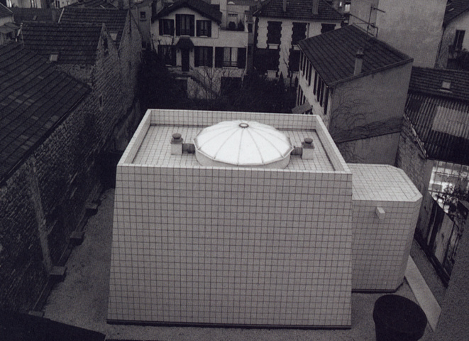 "Wohnmaschine" (Unité d'Habitation), 2002, installation, projection 2:
  'Built utopias' / 'Gebaute Utopien', architecture slides (Kirsten Kötter)