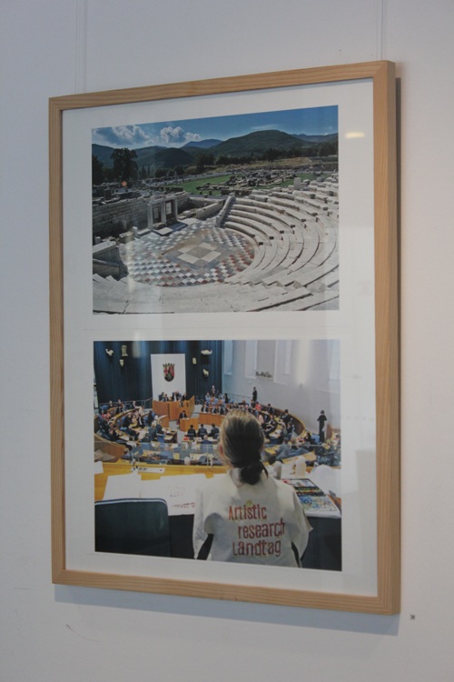 Kirsten Kötter: Artistic research Landtag. Messene, the Odeon, in the background the Agora
  with the Asklepieion can be seen, approx. 215 b. C., photo: Herbert Ortner, Vienna, Austria (CC BY-SA 3.0).
  Artistic Research Landtag, Kirsten Kötter at the protocolls of the plenary session with watercolour in the Landtag
  Rheinland-Pfalz on 21.02.2019, photo: Peter Zschunke