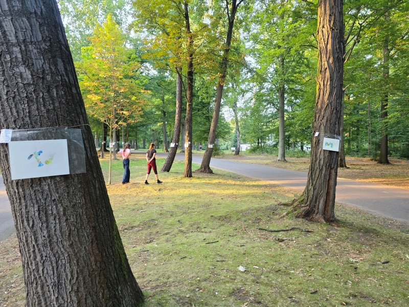 2025-08-20_malathon-chemnitz_35_34-ua_baum_2besucherinnen_20250820_191301 (Kirsten Kötter)